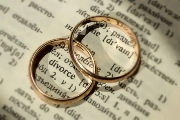 Image of rings removed before divorce mediation Kensington & Chelsea